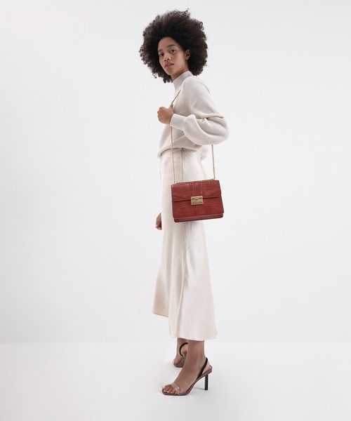 CHARLES & KEITH（チャールズ & キース）の「クロックエフェクトチェーンストラップショルダーバッグ / Croc-Effect Chain Strap Shoulder Bag（ショルダーバッグ・レディース・ブラック/ダークグリーン/パープル/クリアレッド・S）」の15枚目の写真