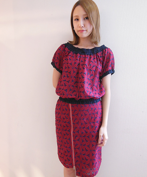 WHO'S WHO gallery（フーズフーギャラリー）の「花柄刺繍ZIPスカート（スカート・レディース・ネイビー/ワインレッド・FREE）」の2枚目の写真