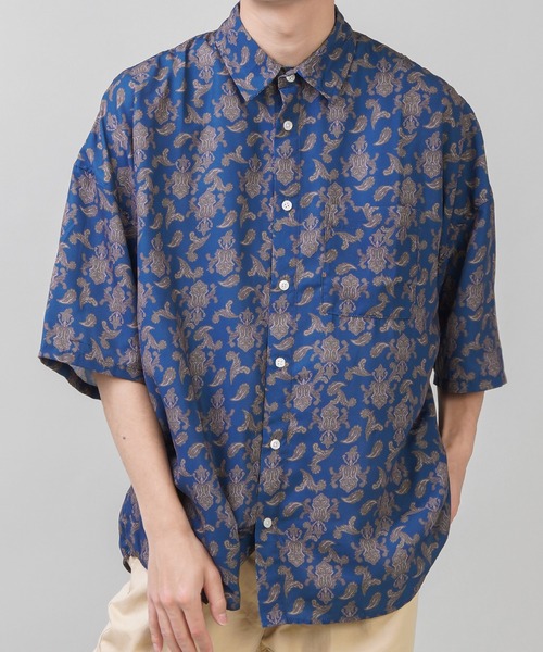 SPINNS（スピンズ）の「【ゆったりシルエット】ダマスク総柄半袖シャツ（シャツ/ブラウス・メンズ・パープル/ピンク/ターコイズブルー/ブルー・ONESIZE）」の2枚目の写真