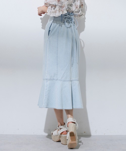 one after another NICE CLAUP（ワンアフターアナザーナイスクラップ）の「後ろレースアップマーメイドスカート（デニムスカート・レディース・ブラック系その他/アイボリー/ピンクベージュ/インディゴブルー/サックスブルー・FREE）」の4枚目の写真