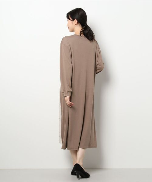 INTERPLANET（インタープラネット）の「アシメプリーツワンピース（ワンピース・レディース・ブラック/オフホワイト/モカ・FREE）」の4枚目の写真