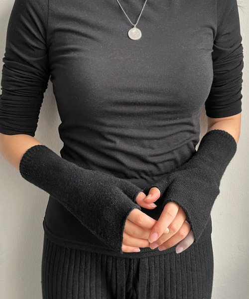 CEMONEMO(セモネモ)の「ウール混 ニット アームウォーマー(手袋・レディース・ブラック/ベージュ/ブラウン/グレー・FREE)」の13枚目の写真