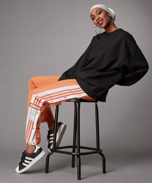 adidas(アディダス)の「アディカラー オーバーサイズ スウェット / アディダスオリジナルス(スウェット・レディース・ブラック/グリーン・SMALL/MEDIUM/LARGE/X-LARGE/XX-LARGE/X-SMALL)」の6枚目の写真