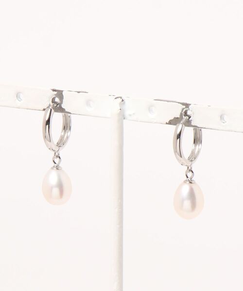 MUSES(ミューズ)の「【W】【it】【MUSES】淡水パールフープピアス(ピアス(両耳用)・レディース・シルバー/ゴールド・FREE)」の4枚目の写真