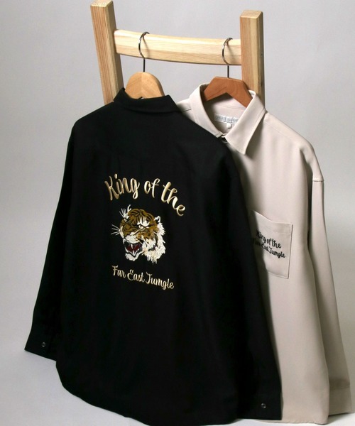 Salong hameu（サロン ハミュー）の「グラフィック背中刺繍シャツ メンズ レディース ユニセックス/長袖レギュラーカラーシャツ（シャツ/ブラウス・メンズ・グレー/ブラック/ホワイト/ブラック系その他/グリーン/ホワイト系その他/ホワイト系その他2/グレイッシュブルー/グリーン系その他/ベージュ/ホワイト系その他3/ブラック系その他2/ブラック系その他3/ブラック系その他4/ブラック系その他5/ブラック系その他6/ブラック系その他7・M/L/LL）」の13枚目の写真