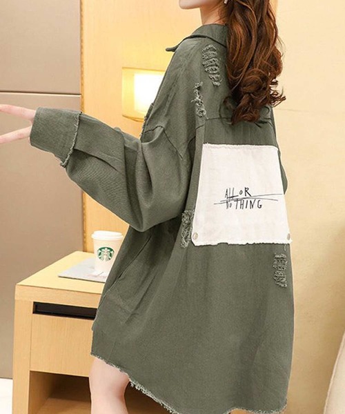 SHISKY（シスキー）の「BIGシルエットチュニックシャツ（シャツ/ブラウス・レディース・ホワイト/カーキ/ブラック/グレー・S/M/L）」の4枚目の写真