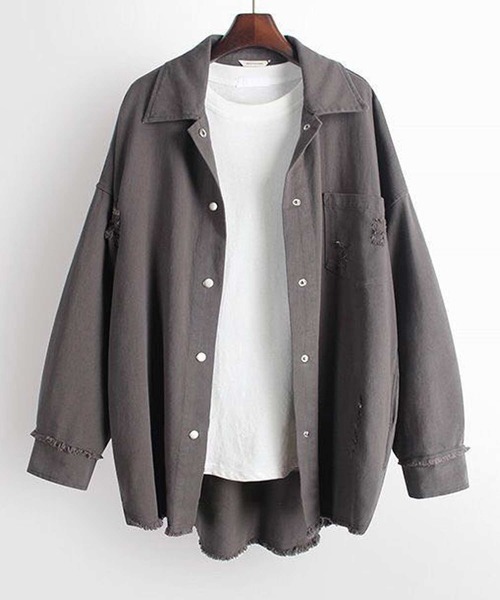 SHISKY（シスキー）の「BIGシルエットチュニックシャツ（シャツ/ブラウス・レディース・ホワイト/カーキ/ブラック/グレー・S/M/L）」の6枚目の写真
