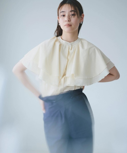 KBF（ケイビーエフ）の「KBF フリルブラウス（シャツ/ブラウス・レディース・チャコールグレー/アイボリー・FREE）」の3枚目の写真