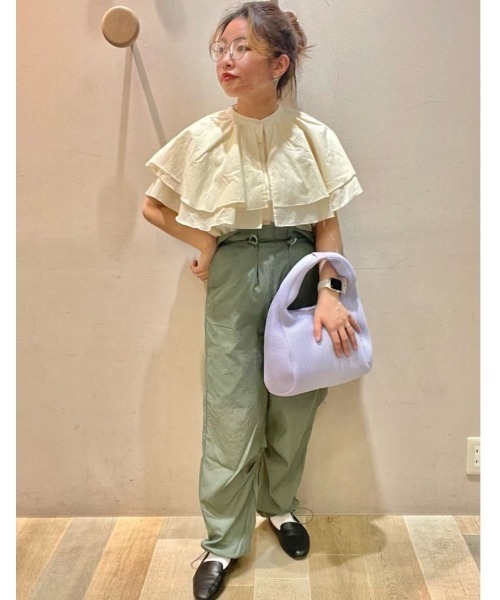 KBF（ケイビーエフ）の「KBF フリルブラウス（シャツ/ブラウス・レディース・チャコールグレー/アイボリー・FREE）」の5枚目の写真