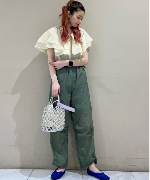 KBF（ケイビーエフ）の「KBF フリルブラウス（シャツ/ブラウス・レディース・チャコールグレー/アイボリー・FREE）」の7枚目の写真