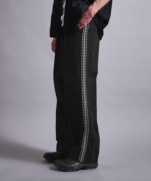 MONKEY TIME（モンキータイム）の「＜monkey time＞ CL CHINO SIDE EMBROIDERY EASY PANTS/パンツ（チノパンツ・メンズ・ブラック/オフホワイト・S/M/L）」の2枚目の写真