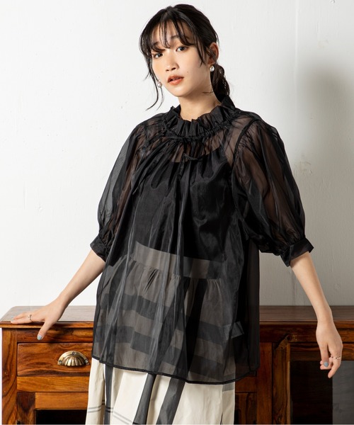 MILLION CARATS(ミリオンカラッツ)の「オーガンジーネックギャザーブラウス(シャツ/ブラウス・レディース・ブラウン/グレー/オフホワイト/ブラック・FREE)」の13枚目の写真