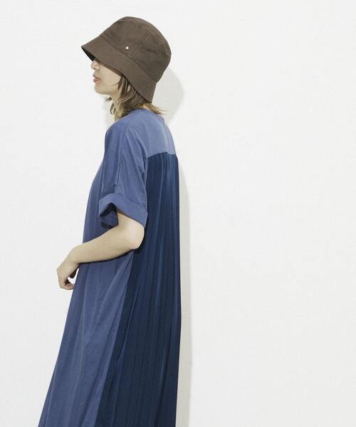 CONVERSE TOKYO(コンバーストウキョウ)の「BACK PLEATS DOCKING DRESS(ワンピース・レディース・グリーン/ブルー/ブラック・FREE)」の3枚目の写真