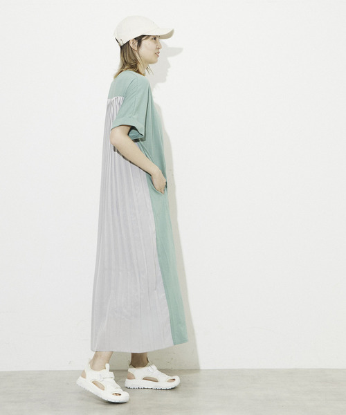 CONVERSE TOKYO(コンバーストウキョウ)の「BACK PLEATS DOCKING DRESS(ワンピース・レディース・グリーン/ブルー/ブラック・FREE)」の1枚目の写真