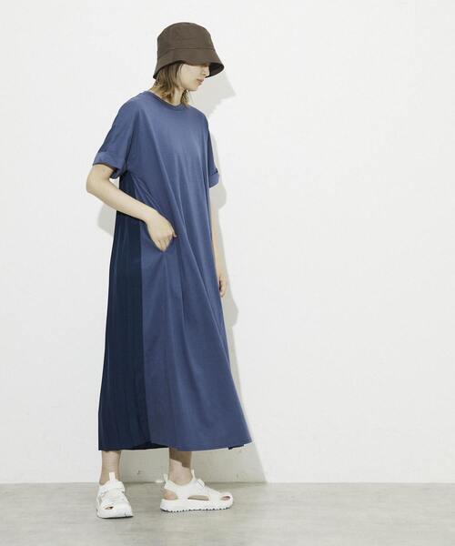 CONVERSE TOKYO(コンバーストウキョウ)の「BACK PLEATS DOCKING DRESS(ワンピース・レディース・グリーン/ブルー/ブラック・FREE)」の4枚目の写真