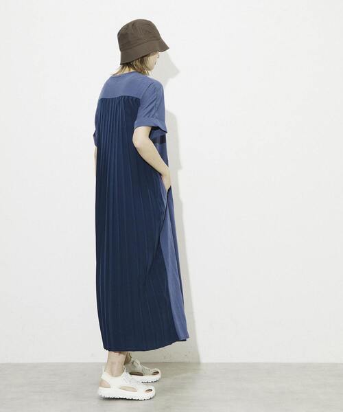 CONVERSE TOKYO(コンバーストウキョウ)の「BACK PLEATS DOCKING DRESS(ワンピース・レディース・グリーン/ブルー/ブラック・FREE)」の5枚目の写真