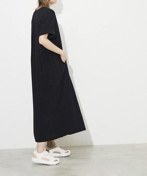 CONVERSE TOKYO(コンバーストウキョウ)の「BACK PLEATS DOCKING DRESS(ワンピース・レディース・グリーン/ブルー/ブラック・FREE)」の11枚目の写真