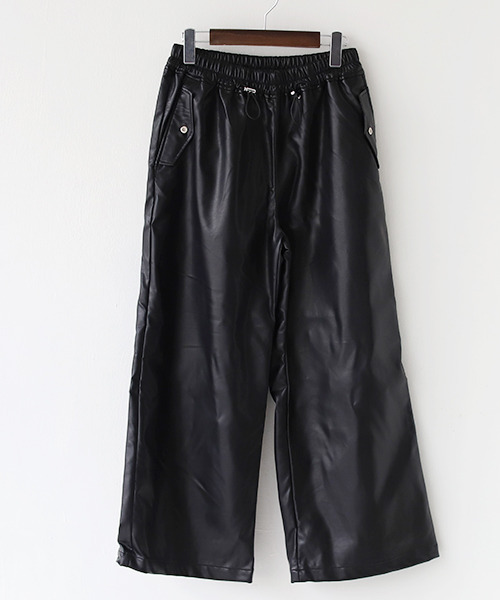 REAL CUBE（リアルキューブ）の「フェイクレザーイージーワイドパンツ（その他パンツ・レディース・ブラック/カーキ・M）」の2枚目の写真