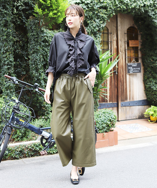 REAL CUBE（リアルキューブ）の「フェイクレザーイージーワイドパンツ（その他パンツ・レディース・ブラック/カーキ・M）」の4枚目の写真