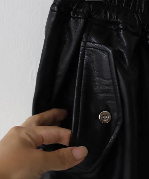 REAL CUBE（リアルキューブ）の「フェイクレザーイージーワイドパンツ（その他パンツ・レディース・ブラック/カーキ・M）」の6枚目の写真