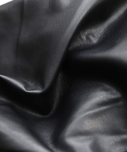 REAL CUBE（リアルキューブ）の「フェイクレザーイージーワイドパンツ（その他パンツ・レディース・ブラック/カーキ・M）」の8枚目の写真