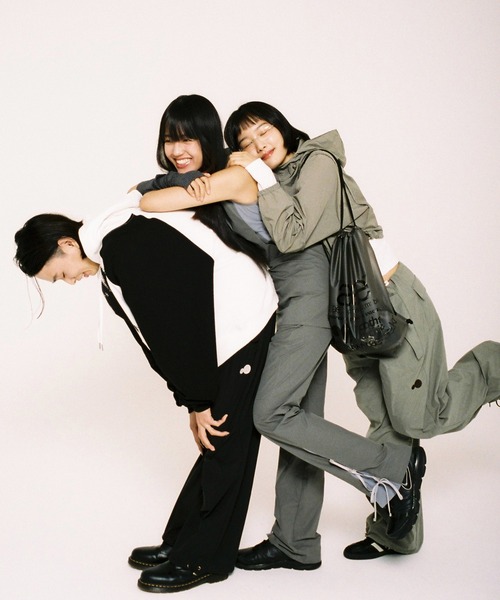 aeae（エーイーエーイー）の「WebLogo Gym Sack（ショルダーバッグ・メンズ・シルバー/ブラック/チャコール・FREE）」の13枚目の写真