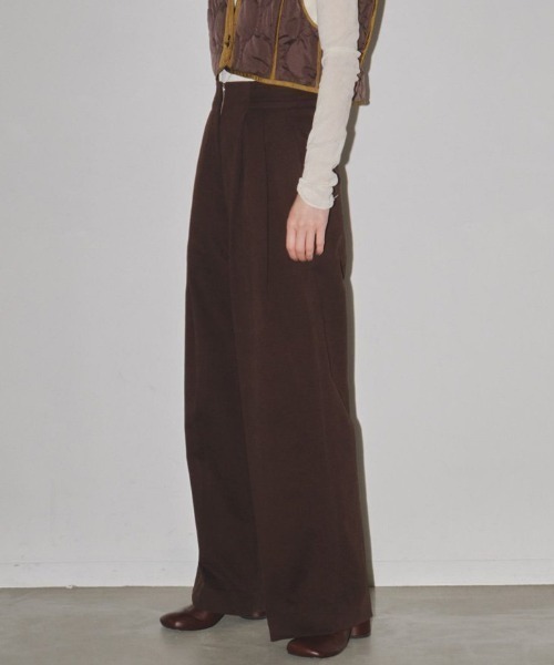 TODAYFUL(トゥデイフル)の「TODAYFUL Peachskin Tuck Trousers 12320719(スラックス・レディース・ブラウン/オフホワイト/ブラック・36)」の3枚目の写真