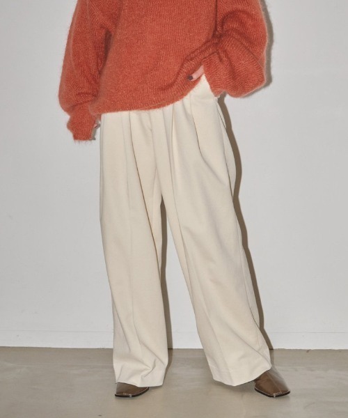 TODAYFUL(トゥデイフル)の「TODAYFUL Peachskin Tuck Trousers 12320719(スラックス・レディース・ブラウン/オフホワイト/ブラック・36)」の2枚目の写真