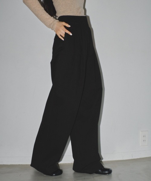TODAYFUL(トゥデイフル)の「TODAYFUL Peachskin Tuck Trousers 12320719(スラックス・レディース・ブラウン/オフホワイト/ブラック・36)」の1枚目の写真