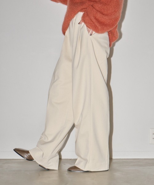 TODAYFUL(トゥデイフル)の「TODAYFUL Peachskin Tuck Trousers 12320719(スラックス・レディース・ブラウン/オフホワイト/ブラック・36)」の4枚目の写真