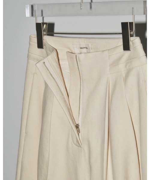 TODAYFUL(トゥデイフル)の「TODAYFUL Peachskin Tuck Trousers 12320719(スラックス・レディース・ブラウン/オフホワイト/ブラック・36)」の20枚目の写真