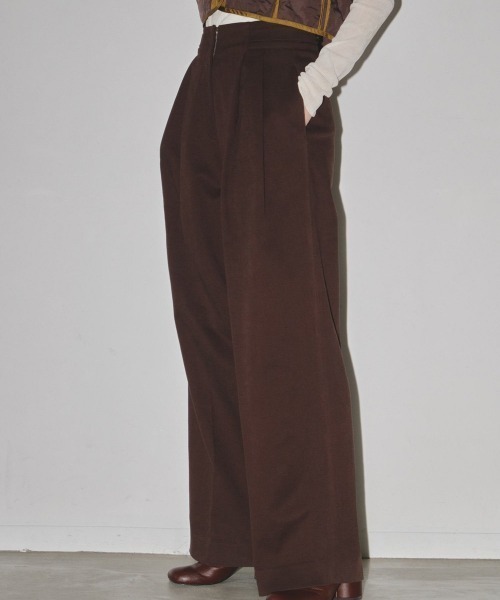 TODAYFUL(トゥデイフル)の「TODAYFUL Peachskin Tuck Trousers 12320719(スラックス・レディース・ブラウン/オフホワイト/ブラック・36)」の15枚目の写真