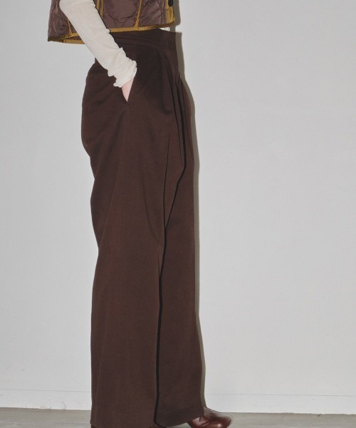 TODAYFUL(トゥデイフル)の「TODAYFUL Peachskin Tuck Trousers 12320719(スラックス・レディース・ブラウン/オフホワイト/ブラック・36)」の18枚目の写真