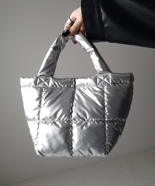 me+em select(ミームセレクト)の「※※【 3color 】メタリックパデッドハンドバッグ(ハンドバッグ・レディース・シルバー/ブラック/ホワイト・FREE)」の1枚目の写真
