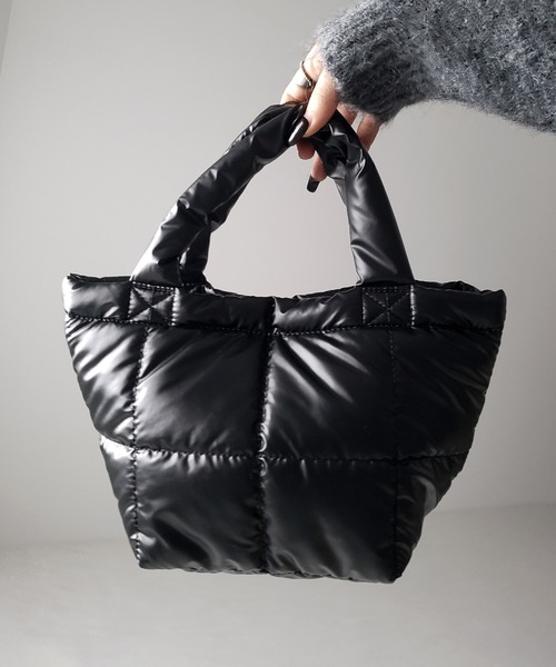me+em select(ミームセレクト)の「※※【 3color 】メタリックパデッドハンドバッグ(ハンドバッグ・レディース・シルバー/ブラック/ホワイト・FREE)」の3枚目の写真