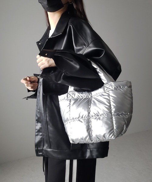 me+em select(ミームセレクト)の「※※【 3color 】メタリックパデッドハンドバッグ(ハンドバッグ・レディース・シルバー/ブラック/ホワイト・FREE)」の13枚目の写真