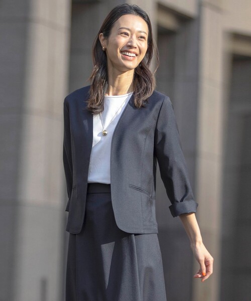 J.PRESS(ジェイプレス)の「【セットアップ対応・洗える・UVケア・速乾】 OXIJEWELストレッチ ノーカラー ジャケット(ノーカラージャケット・レディース・ライトグレー系/ベージュ系/シルバー系/ネイビー系・9/11)」の3枚目の写真