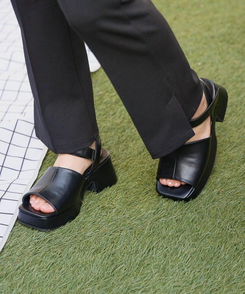 GLOBAL WORK(グローバルワーク)の「厚底ベルトサンダル/AND YUA ANY/103720(サンダル・キッズ・ブラック/シルバー・SMALL/MEDIUM)」の5枚目の写真