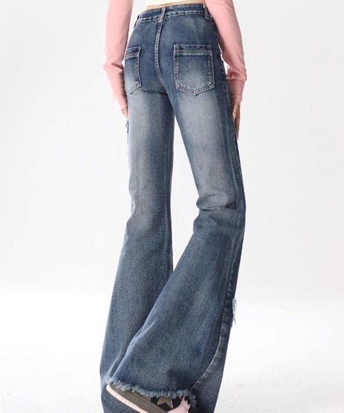 GEMEDA（ジェメダ）の「バタフライ刺しゅうフレアデニムパンツ（デニムパンツ・レディース・グレー系その他/ブラック・S/L/M）」の4枚目の写真