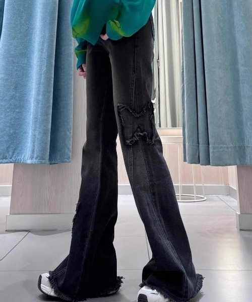 GEMEDA（ジェメダ）の「バタフライ刺しゅうフレアデニムパンツ（デニムパンツ・レディース・グレー系その他/ブラック・S/L/M）」の9枚目の写真