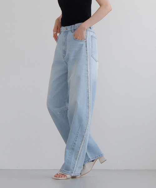 LIAN（リアン）の「フリンジデニムカーブパンツ（デニムパンツ・レディース・ブルー系その他/ブラック/ブルー・MEDIUM/SMALL）」の4枚目の写真