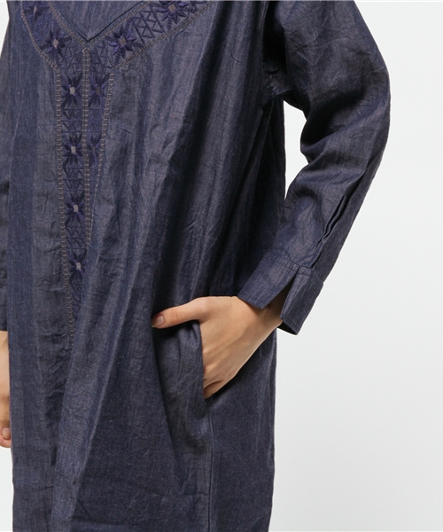 BEAMS BOY（ビームスボーイ）の「trepied / 刺繍 Vネックワンピース（ワンピース・レディース・インディゴブルー・ONE SIZE）」の4枚目の写真