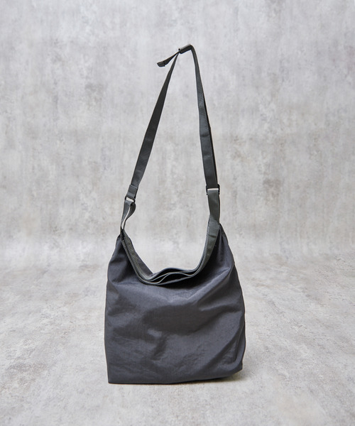 SLOW(スロウ)の「SLOW スロウ / packer-2way shoulder S パッカーナイロン2WAYショルダーバッグ ニュースペーパーバッグ 撥水 透湿 / 586S137P(ショルダーバッグ・メンズ・ブラック/グレー・FREE)」の16枚目の写真