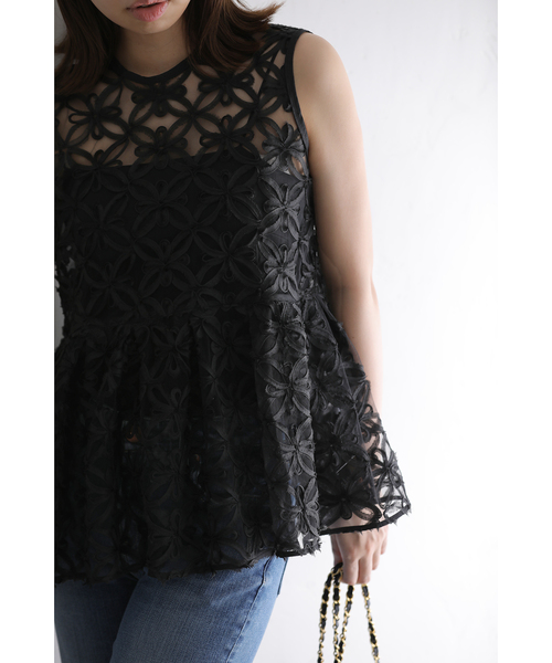 La TOTALITE(ラトータリテ)の「チュール刺繍ブラウス(シャツ/ブラウス・レディース・ブラック/ホワイト・FREE)」の1枚目の写真