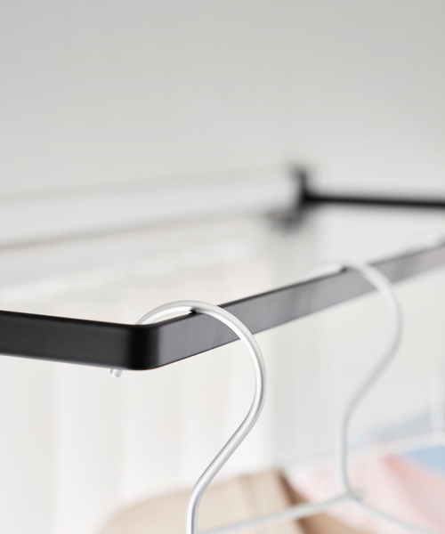 tower（タワー）の「【tower】 室内物干ハンガー 奥行ワイド（ランドリーグッズ・レディース・ホワイト/ブラック・フリー）」の5枚目の写真