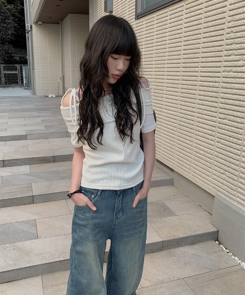anyonemore（エニワンモア）の「オフショルダーリボン半袖リブTシャツ（Tシャツ/カットソー・レディース・アイボリー・FREE）」の2枚目の写真