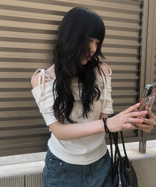 anyonemore（エニワンモア）の「オフショルダーリボン半袖リブTシャツ（Tシャツ/カットソー・レディース・アイボリー・FREE）」の7枚目の写真