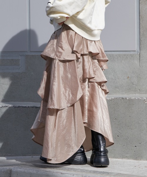 RAY CASSIN（レイカズン）の「【1枚で着映え】ラメサテンティアードスカート（スカート・レディース・ベージュ/アイボリー/グレー・FREE）」の3枚目の写真