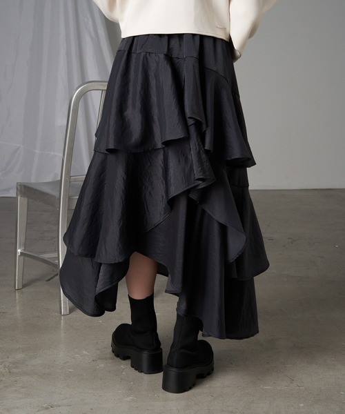 RAY CASSIN（レイカズン）の「【1枚で着映え】ラメサテンティアードスカート（スカート・レディース・ベージュ/アイボリー/グレー・FREE）」の6枚目の写真