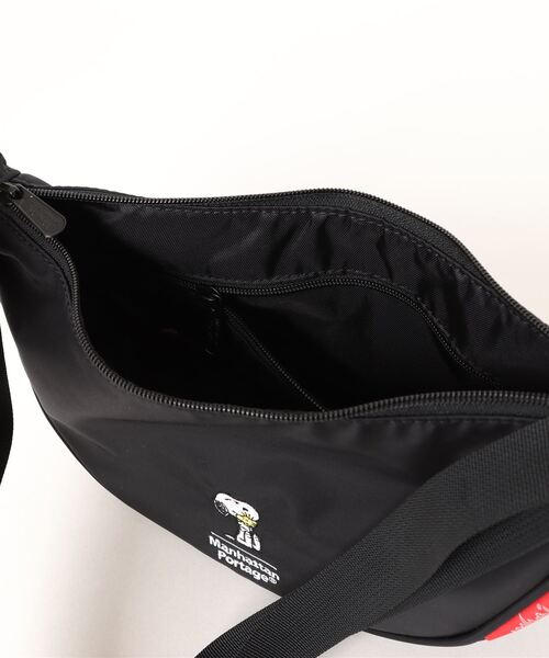 Manhattan Portage（マンハッタンポーテージ）の「Bronck Crescent Bag PEANUTS FW2024（ショルダーバッグ・レディース・ブラック・X-SMALL）」の17枚目の写真